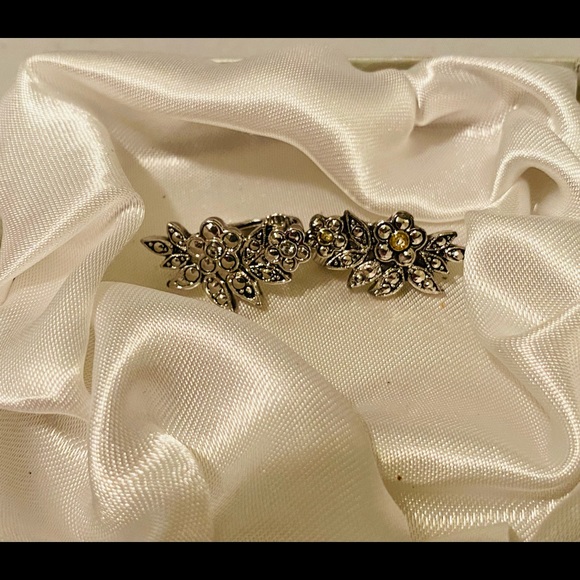 Vintage leaf shaped clip on earrings - Picture 8 of 8